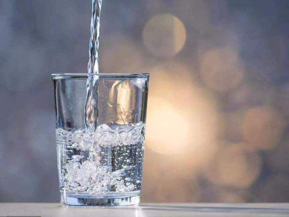 健身中補水你真的喝對了嗎？喝水還是運動飲料？